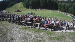 Опашка от хиляди туристи се изви за лифта към Рилските езера