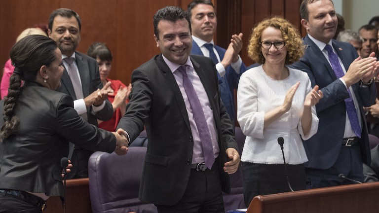 Депутатите в Македония прокараха закон, който прави албанския втория официален