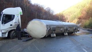 Цистерна със сярна киселина се преобърна във Видинско съобщава bTV Инцидентът