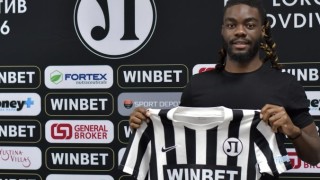 Локомотив Пловдив подписа договор с Райън Бидунга Защитникът е петото