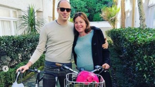 Новозеландска министърка стигна до родилното отделение с велосипед