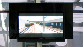 Слагат 42-инчови информационни видео екрани по ЖП-гарите