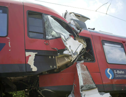 Два пътнически влака се сблъскаха челно в Австрия, има жертва и ранени