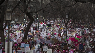 Клинтън подкрепи "марша на жените" във Вашингтон 