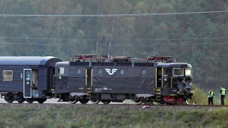 Пътнически влак е дерайлирал в източната част на Швеция след сблъсък