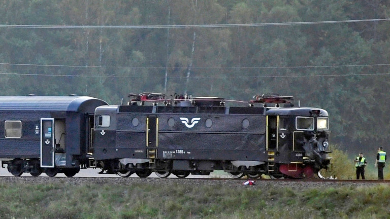 Пътнически влак в Швеция дерайлира след като се удари в бронирана машина