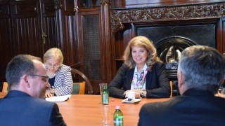 Йотова отчита голям интерес към учители по български език в Унгария