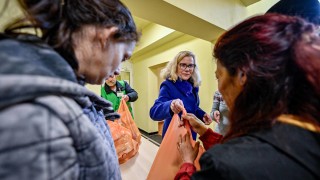 Осигуряват храна за над 600 души без дом настанени в