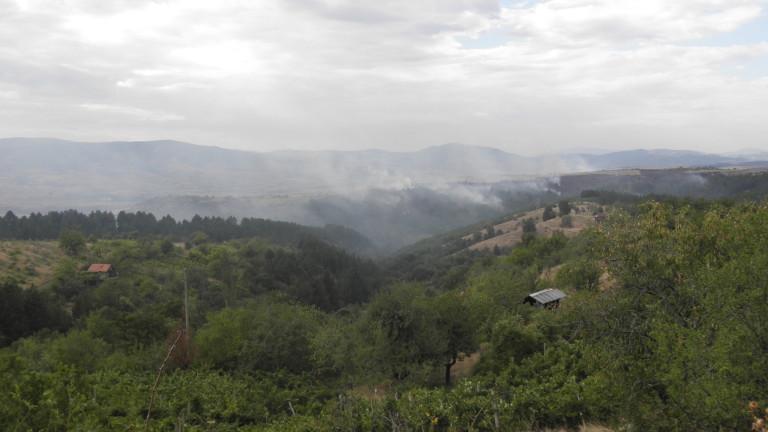 Пет пожарни гасят сухи треви край село Изворище