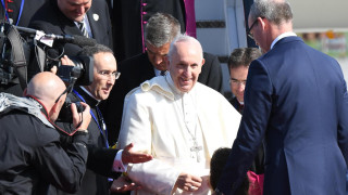 Папа Франциск пристигна в Ирландия Това е първата от 39 години