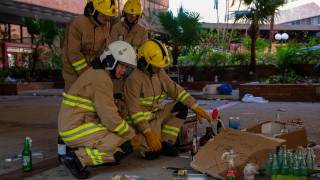 Скандирайки Застанете с Хонконг хонкогнските активисти призоваха света да следва