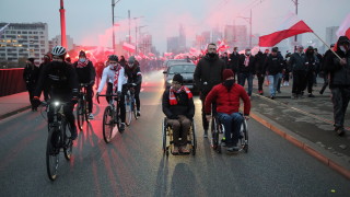 Полицията е задържала над 300 души след сблъсъци с привърженици