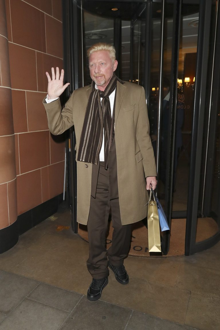 Бекер отпразнува рождения си ден с другари в Лондон