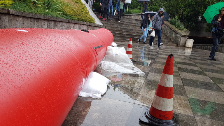 Оранжев код за валежи в цялата страна за четвъртък