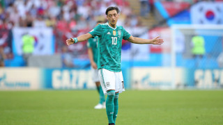 Халфът на Германия Месут Йозил влезе в конфликт с феновете