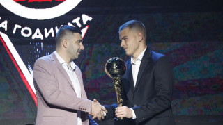 Вратарят на Славия Светослав Вуцов говори пред колегите от