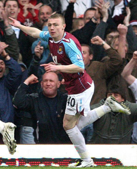 Уест Хем удължи договора на още един свой футболист