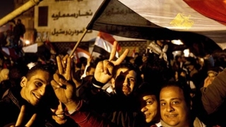 Безпрецедентното суспендиране на конституцията на Кувейт бележи края на една