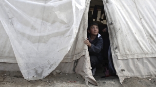 Три сирийчета загинаха при пожар в бежански лагер в Турция 