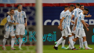 Аржентина отново поведе колоната в група "А"