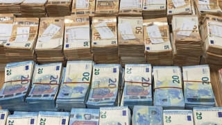 Митнически служители откриха недекларирани 1 015 270 евро в товарен