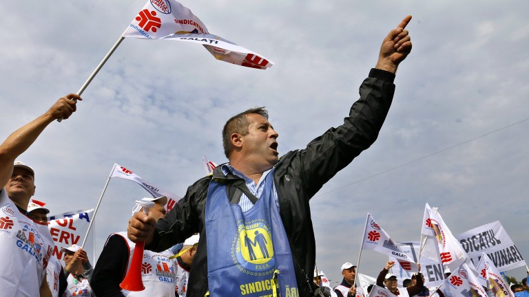 Хиляди държавни служители протестират в румънската столица срещу плана на