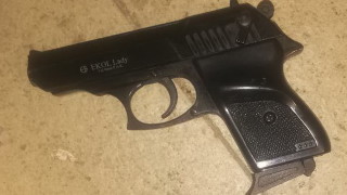 Има следи от куршуми и по мобилния по точно дупки две