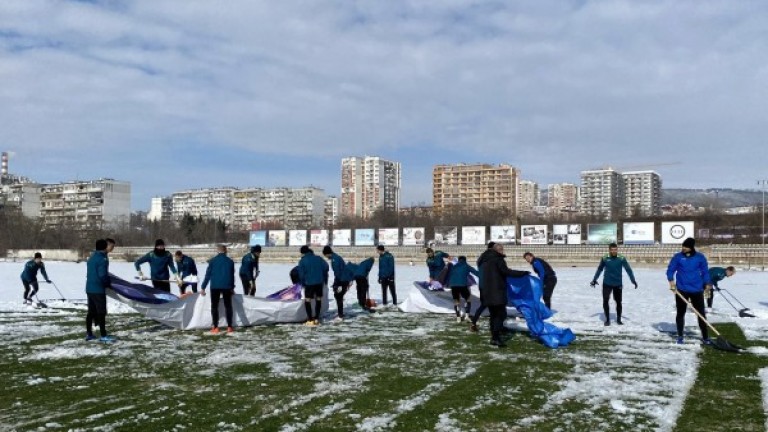  Футболисти и треньори в Черно море ринаха сняг 