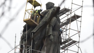 Продължава демонтажът на паметника на Съветската армия в центъра на