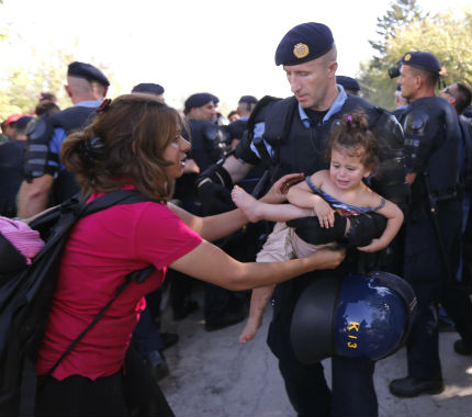 Сблъсъци между полиция и мигранти на хърватско-сръбската граница