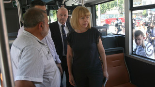 Кметът на София Йорданка Фандъкова разгледа автобус тип хибрид Превозното