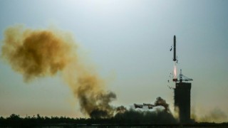 Русия изстреля ракета Союз носеща военен сателит в космоса Това