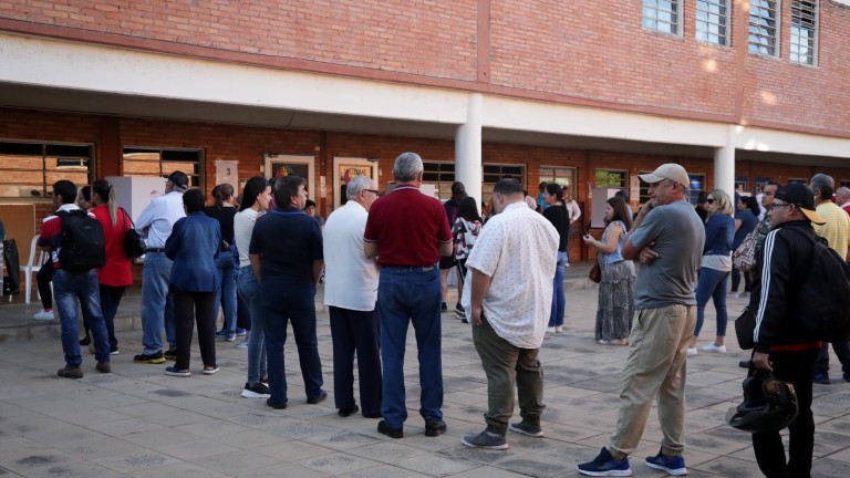 Парагвай провежда в неделя президентски избори, съобщи АФП. Избирателните секции вече