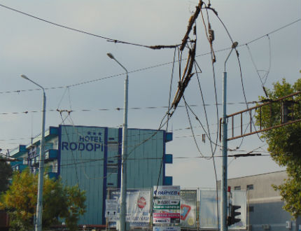 Свлечени тролейбусни жици блокираха трафика в Пловдив