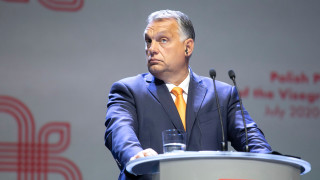 Гледайте Орбан в ръцете, а не в устата