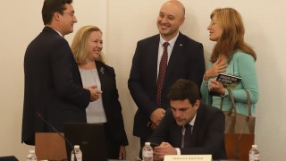 Засипаха с критики проекта за промяна в Конституцията внесен от