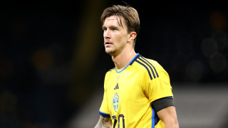 Шведският полузащитник Кристофер Олсон страда от разпространението на множество малки
