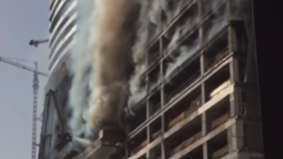 Силен пожар в строяща се сграда в центъра на Дубай 