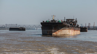 Сигнал за екологична опасност заради потънал кораб край брега на Свищов