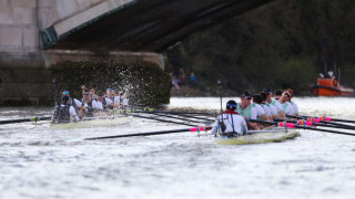 Оксфорд спечели легендарното състезание по река Темза