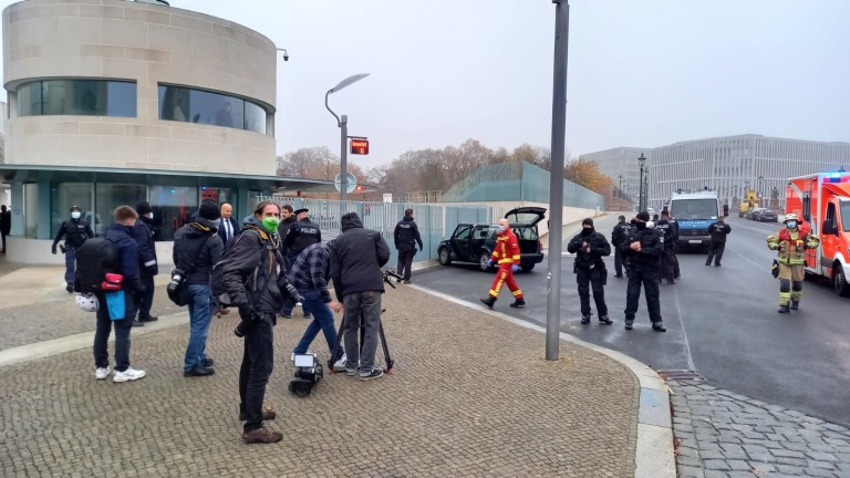 Автомобил се заби в портата на сградата на германския канцлер