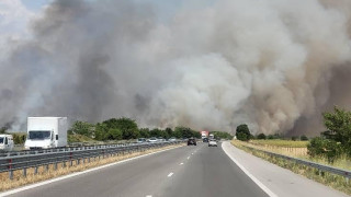 Пожар гори край бургаското село Изворище Заради задимяване е затворен