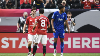 Равенство тласна Ман Юнайтед към първи трофей за сезона