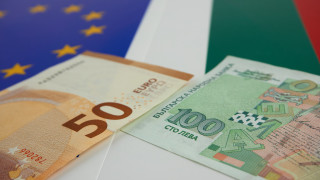 Приемането на еврото е тема която продължава да разделя обществото