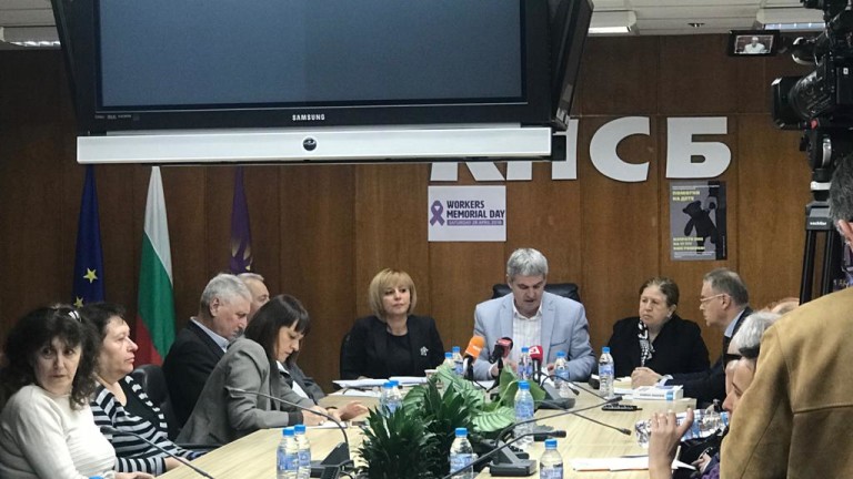 Защо се наемат машини за гласуване, след като могат да