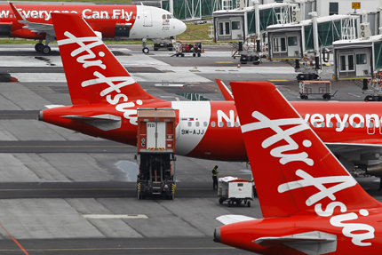 Възобновиха издирването на самолета на AirAsia