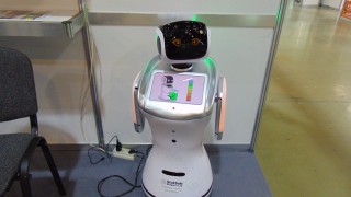 Първият хуманоиден робот Sanbot elf е на разположение на учениците