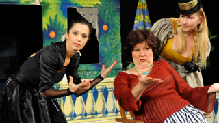 Полицаи пазят актьорите Стефан Рядков и Мария Статулова в „Сълза и смях”