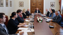 Радев викна външния министър да докладва за диалога с РСМ