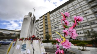 Папа Франциск остава стабилен в римската болница Джемели а скорошна